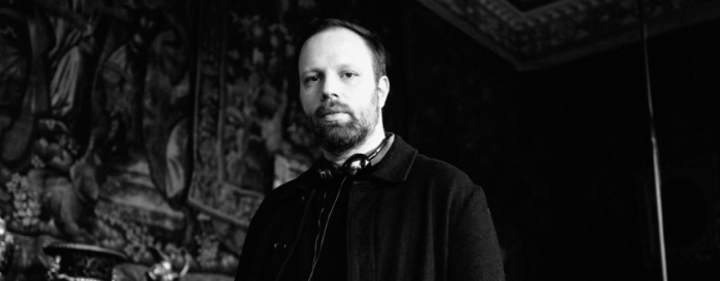 Έ&nu;&alpha;&rho;&xi;&eta; &gamma;&upsilon;&rho;&iota;&sigma;&mu;ά&tau;&omega;&nu; &tau;&eta;&sigmaf; &nu;έ&alpha;&sigmaf; &tau;&alpha;&iota;&nu;ί&alpha;&sigmaf; &tau;&omicron;&upsilon; &Gamma;&iota;ώ&rho;&gamma;&omicron;&upsilon; &Lambda;ά&nu;&theta;&iota;&mu;&omicron;&upsilon; &sigma;&tau;&omicron; &pi;&lambda;&alpha;ί&sigma;&iota;&omicron; &tau;&omicron;&upsilon; The Artist on the Composer