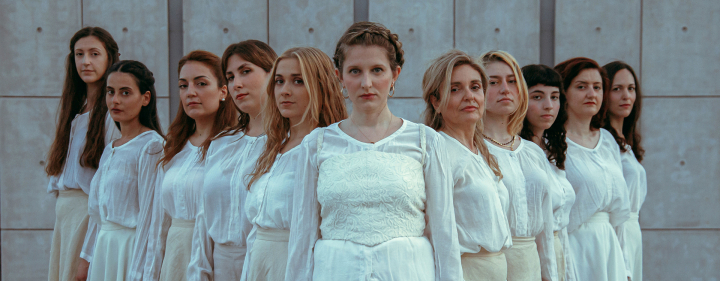 The CH&Oacute;RES female choral ensemble at the Stavros Niarchos Hall of the GNO